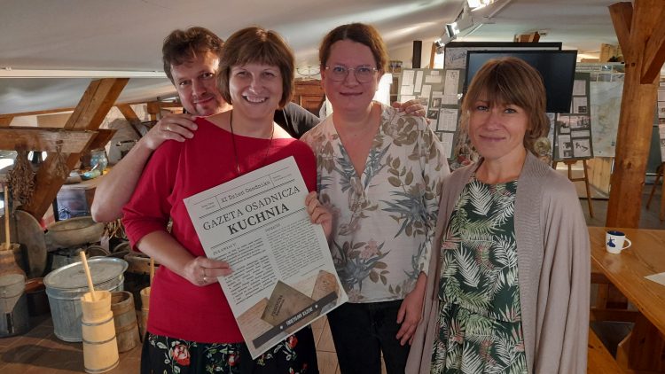 Mariola Mika, Anna Gnyś z Żuławskiego Parku Historycznego, Anna Krakowska z Klubu Nowodworskiego, oraz Tomasz Stroynowski, kompozytor. (fot. Radio Gdańsk/Andrzej Urbański)