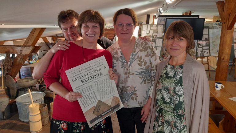 Mariola Mika, Anna Gnyś z Żuławskiego Parku Historycznego, Anna Krakowska z Klubu Nowodworskiego, oraz Tomasz Stroynowski, kompozytor. (fot. Radio Gdańsk/Andrzej Urbański)