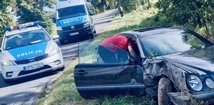 Ucieczka samochodem zakończyła się po trzech kilometrach, kiedy kierujący zjechał z drogi i wjechał do rowu. 22-latek oraz 23-letni pasażer wybiegli jeszcze z samochodu i próbowali uciec pieszo, jednak funkcjonariusze dogonili ich i zatrzymali. (fot. KMP Słupsk)