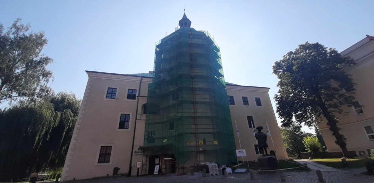 Wykonawca ma zakończyć modernizację elewacji w czasie szesnastu miesięcy. (fot. Radio Gańsk/Przemek Woś)