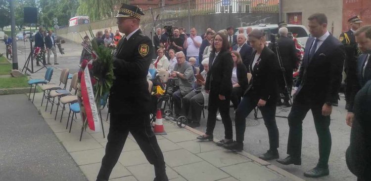 Kwiaty złożono m.in. przy dawnej Victoriaschule
(Fot. Radio Gdańsk/Mateusz Czerwiński)