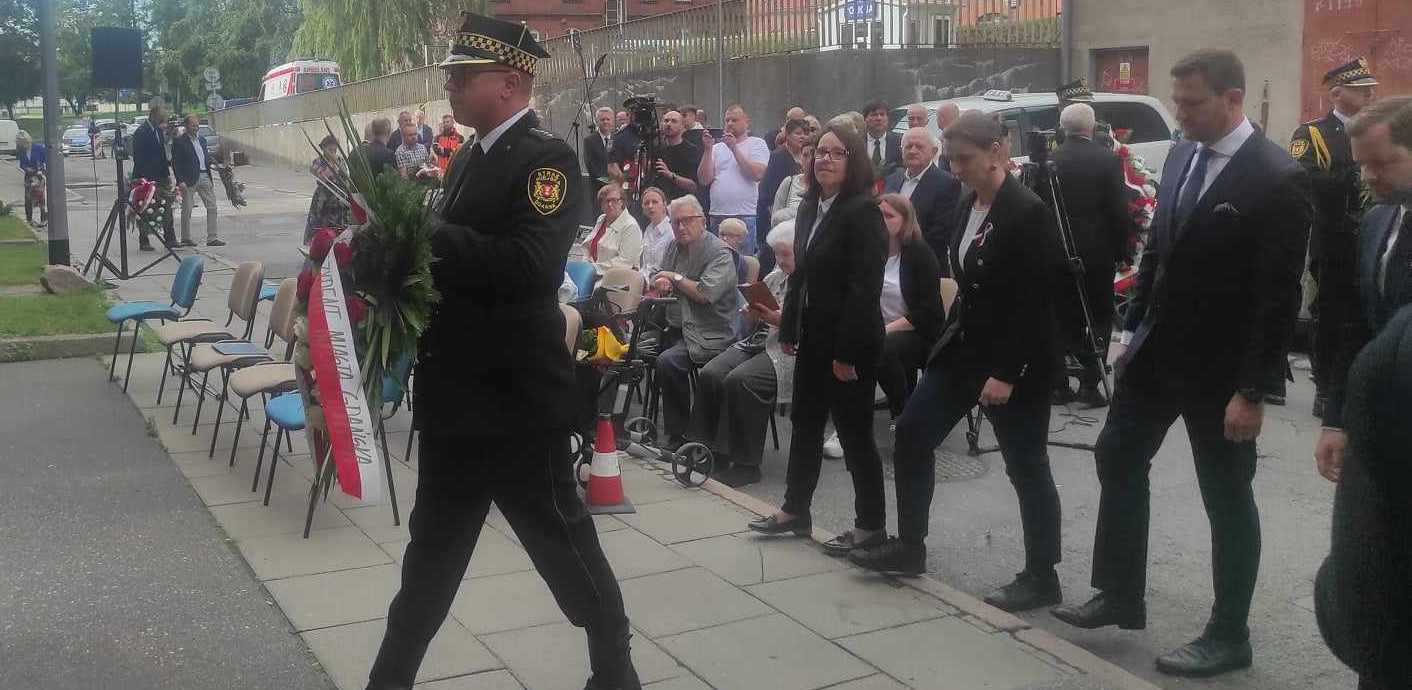 Kwiaty złożono m.in. przy dawnej Victoriaschule(Fot. Radio Gdańsk/Mateusz Czerwiński)