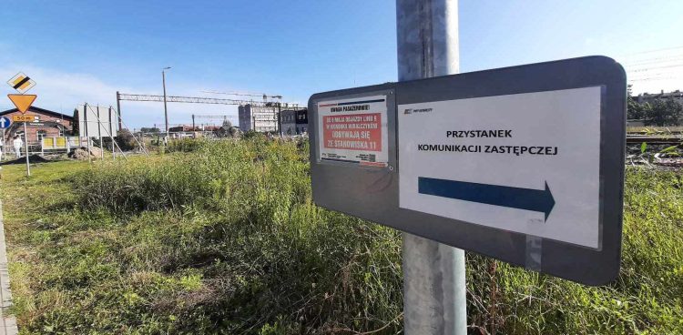 Od poniedziałku na liniach kolejowych Słupsk-Lębork i Słupsk-Ustka nie jeżdżą pociągi. Pasażerów przewozi autobusowa komunikacja zastępcza. (fot. Radio Gdańsk/Przemek Woś)