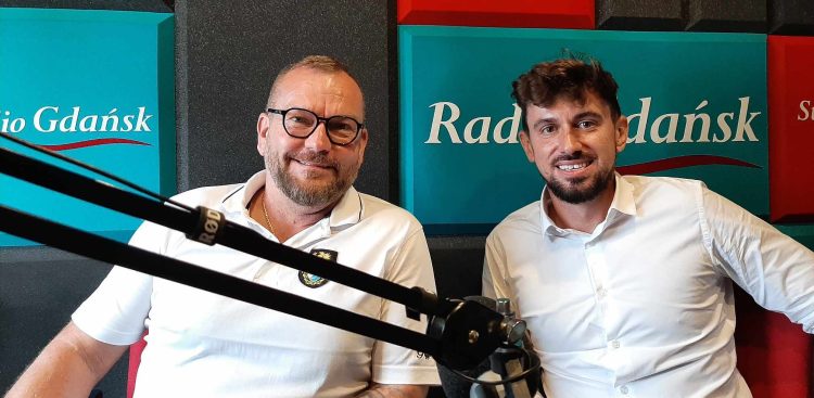 Mirosław Lewandowski (z lewej) i  Krzysztof Muller, czyli prezes i trener Gryfa Słupsk. (fot. Radio Gdańsk/Przemek Woś)