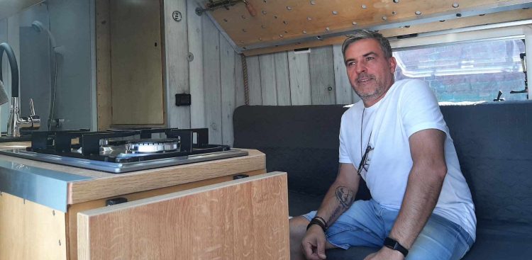 Daniel Pańczyszyn zbudował samodzielnie kampera. (fot. Radio Gdańsk/Przemysław Woś)