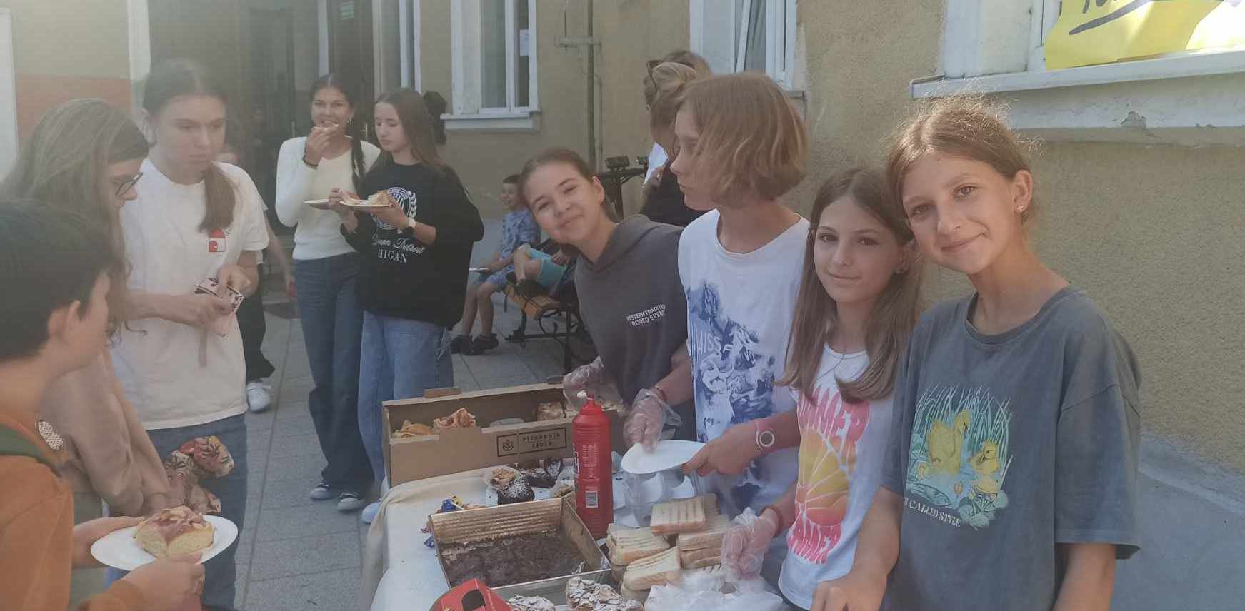 Uczniowie Szkoły Podstawowej STO przy ulicy Kartuskiej w Gdańsku zorganizowali kiermasz ze słodkimi wypiekami. Za zebrane pieniądze kupione będą potrzebne powodzianom rzeczy (fot. Radio Gdańsk/Alicja Samolewicz-Jeglicka)