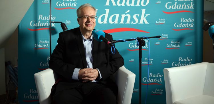 Adam Rompczyk w festiwalowym studiu Radia Gdańsk w Teatrze Muzycznym w Gdyni w czasie 49. FPFF (fot. Radio Gdańsk/Piotr Puchalski)