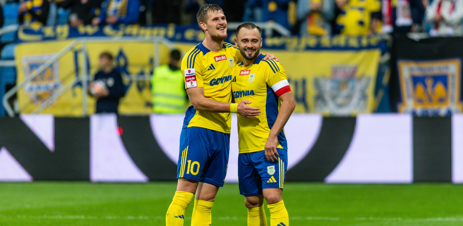 N/z Karol Czubak i Szymon Sobczak podczas meczu 15.09.2024 (Fot. Maciej Czarniak / KFP / Trojmiasto.pl)