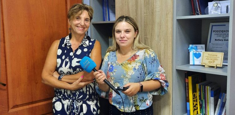 Dyrektor Specjalnego Ośrodka Szkolno-Wychowawczego Barbara Bulczak rozmawia z Tatianą Slowi z Radia Gdańsk (fot. Radio Gdańsk)