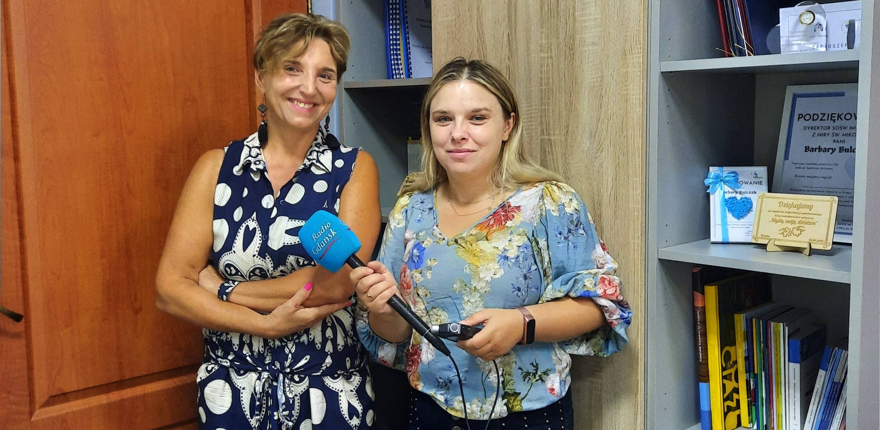 Dyrektor Specjalnego Ośrodka Szkolno-Wychowawczego Barbara Bulczak rozmawia z Tatianą Slowi z Radia Gdańsk (fot. Radio Gdańsk)