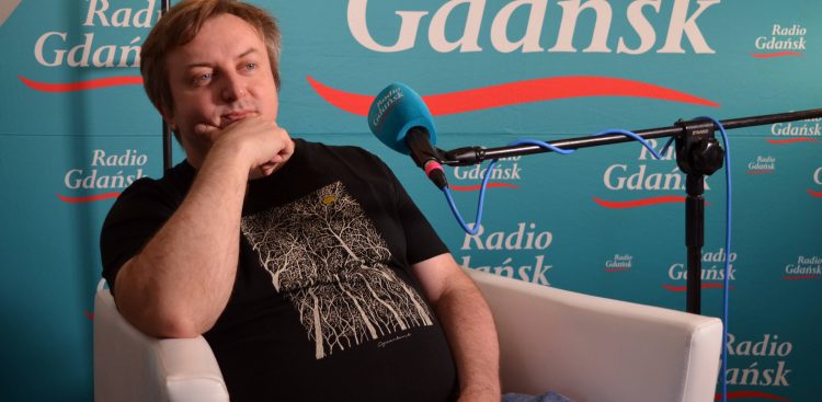 Kompozytor muzyki filmowej Bartosz Chajdecki w festiwalowym studiu Radia Gdańsk. 49. FPFF w Gdyni (fot. Radio Gdańsk/Piotr Puchalski)
