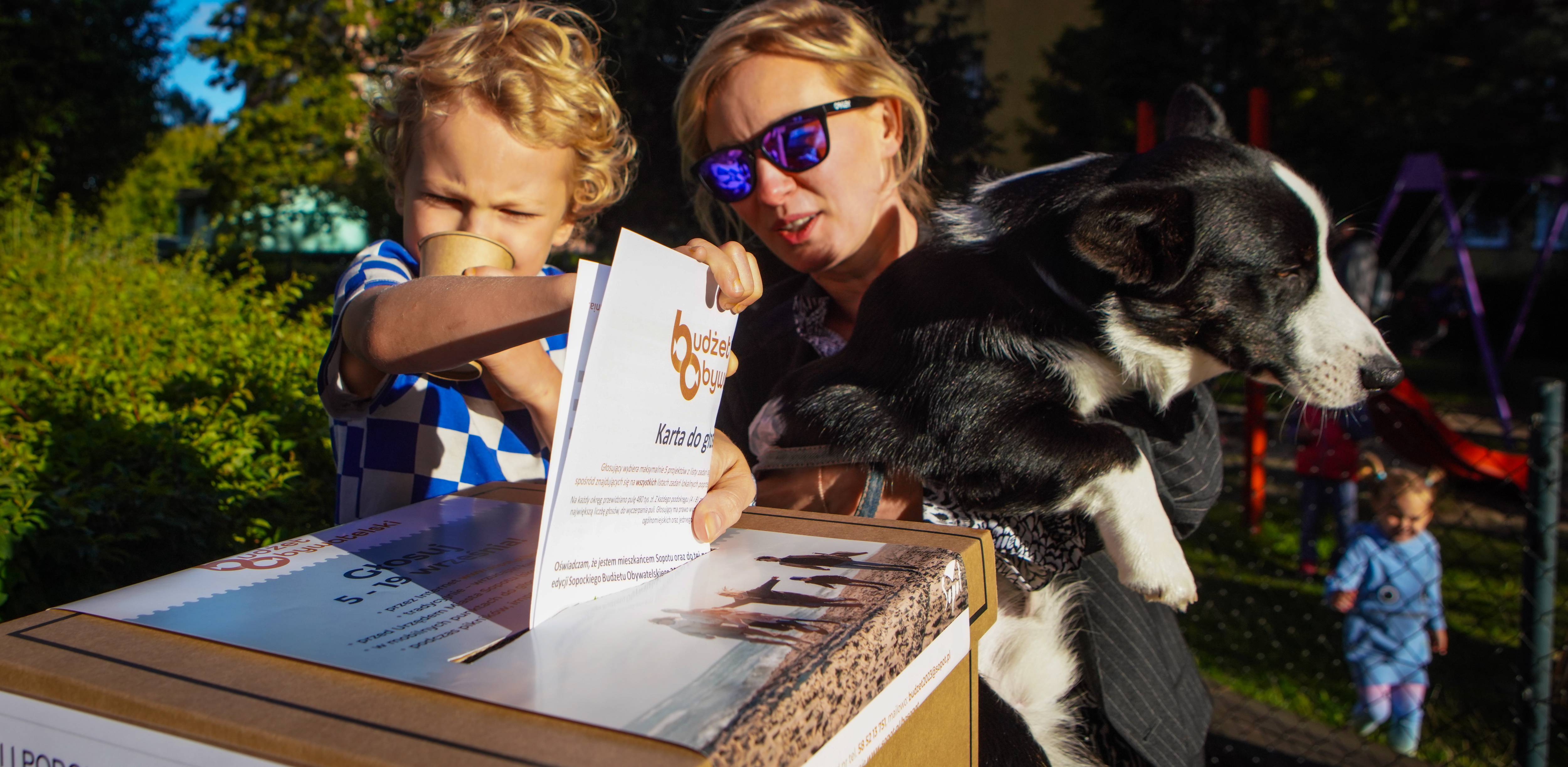 Zdjęcie archiwalne. Mobilny punkt do głosowania podczas festynu Sopockich Domów Sąsiedzkich w roku 2022 (fot. Anna Rezulak / KFP)