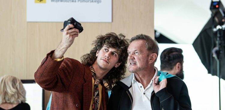 Cezary Pazura pomaga studentom w tworzeniu Kroniki Festiwalu Polskich Filmów Fabularnych (fot. 49. FPFF/Mateusz Ochocki)