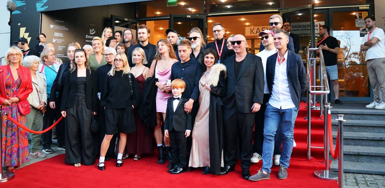 Gwiazdy, obsada filmu "Pod wulkanem", na czerwonym dywanie przed Teatrem Muzycznym w Gdyni. Gala otwarcia 49. Festiwalu Polskich Filmów Fabularnych (fot. Radio Gdańsk/Piotr Puchalski)