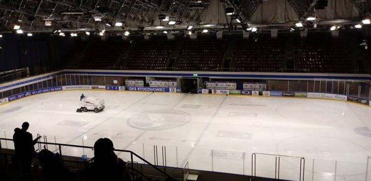 Hala Olivia podczas przerwy w meczu hokeja (fot. Wikimedia Commons/Linshi2)