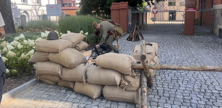 Pod słupskim starostwem odbyła się żywa lekcja historii, która odzwierciedlała wcielenie żołnierzy w szeregi 1. Morskiego Pułku Strzelców z Wejherowa. (fot. Radio Gdańsk/Joanna Merecka-Łotysz)