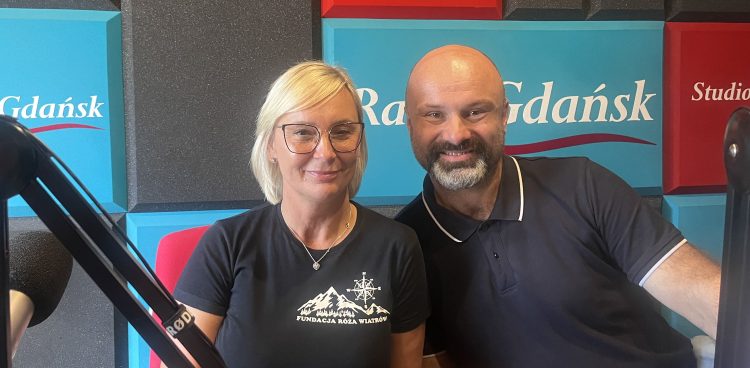 Beata Ryjewska i Grzegorz Załupka z Fundacji Róża Wiatrów. Na naszej antenie mówili o zbliżającym się szkoleniu z prewencji terrorystycznej. (fot. Radio Gdańsk/Joanna Merecka-Łotysz)