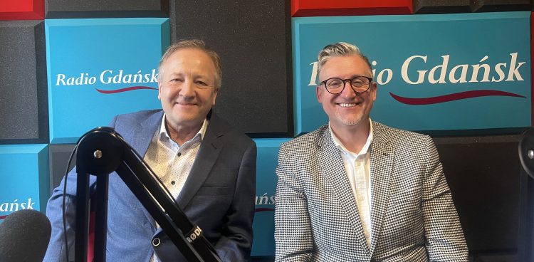 Gościem dzisiejszej  audycji byli  dr Wojciech Homenda (z lewej) szef oddziału Hematologii i Transplantacji Szpiku Szpitala Wojewódzkiego w Słupsku oraz dr Sebastian Zdończyk, psychoonkolog.  (fot. Radio Gdańsk/Joanna Merecka-Łotysz)