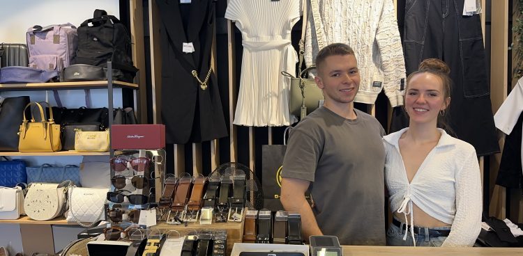 Emilia i Damian, prowadzą w outlet odzieżowy w Słupsku. (fot. archiwum prywatne naszych rozmówców)