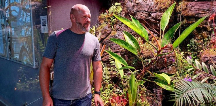 Dr. Krzysztof Banaś w paludarium na korytarzu Wydziału Biologii Uniwersytetu Gdańskiego (fot. Radio Gdańsk/Włodzimierz Raszkiewicz)