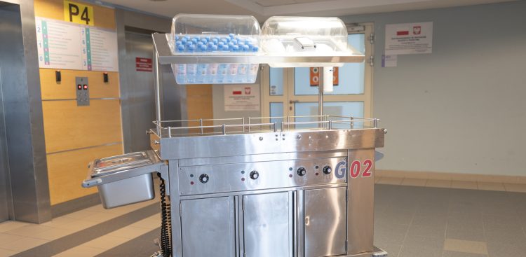 Pacjent otrzymuje na tacy kompletny, estetycznie przygotowany posiłek
(Fot. Wojewódzki Szpital Specjalistyczny im. Janusza Korczaka w Słupsku)