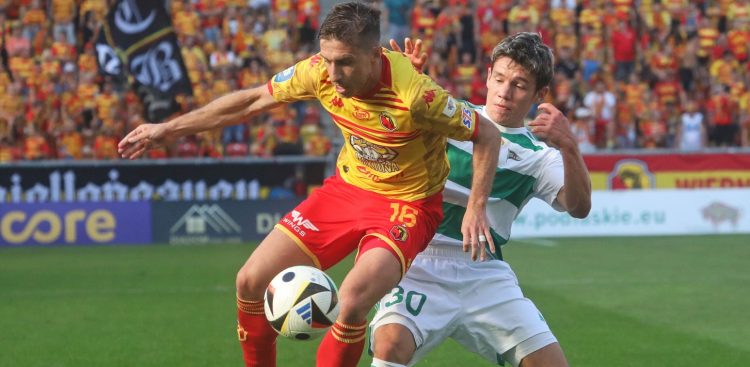 Białystok, 21.09.2024 r. Zawodnik Jagiellonii Białystok Michal Sacek (L) i Maksym Khlan (P) z Lechii Gdańsk w meczu piłkarskiej Ekstraklasy (fot. PAP/Artur Reszko)