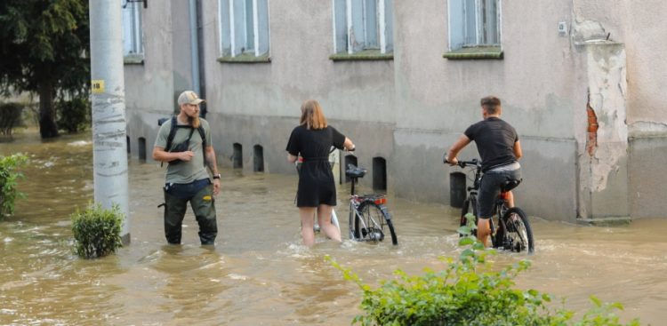 Lewin Brzeski, 19.09.2024 r. Na skutek wylania Nysy Kłodzkiej miejscowość została przykryta wodą (fot. PAP/Michał Meissner)