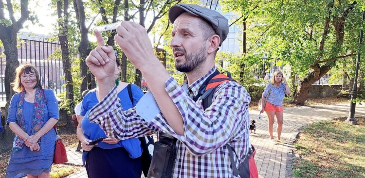 Michał Książek opowiada o przyrodzie w Parku Kuźniczki w Gdańsku-Wrzeszczu (fot. Radio Gdańsk/Włodzimierz Raszkiewicz)