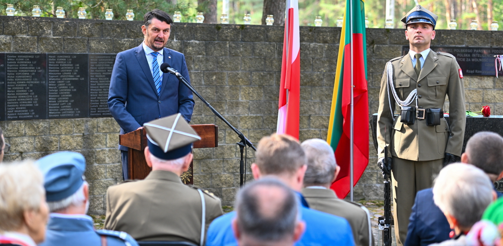 Ponary, Litwa, 25.09.2024. Szef Urzędu do Spraw Kombatantów i Osób Represjonowanych Lech Parell (C-L) podczas uroczystości upamiętnienia ofiar Zbrodni Ponarskiej, 25 bm. w polskiej kwaterze w Ponarach. Podczas II wojny światowej Niemcy, wspomagani przez oddziały kolaboranckiej policji litewskiej, wymordowali w Lesie Ponarskim 100 tys. ludzi, w tym ok. 60-70 tys. Żydów.
(Fot. PAP/Valdemar Doveiko)