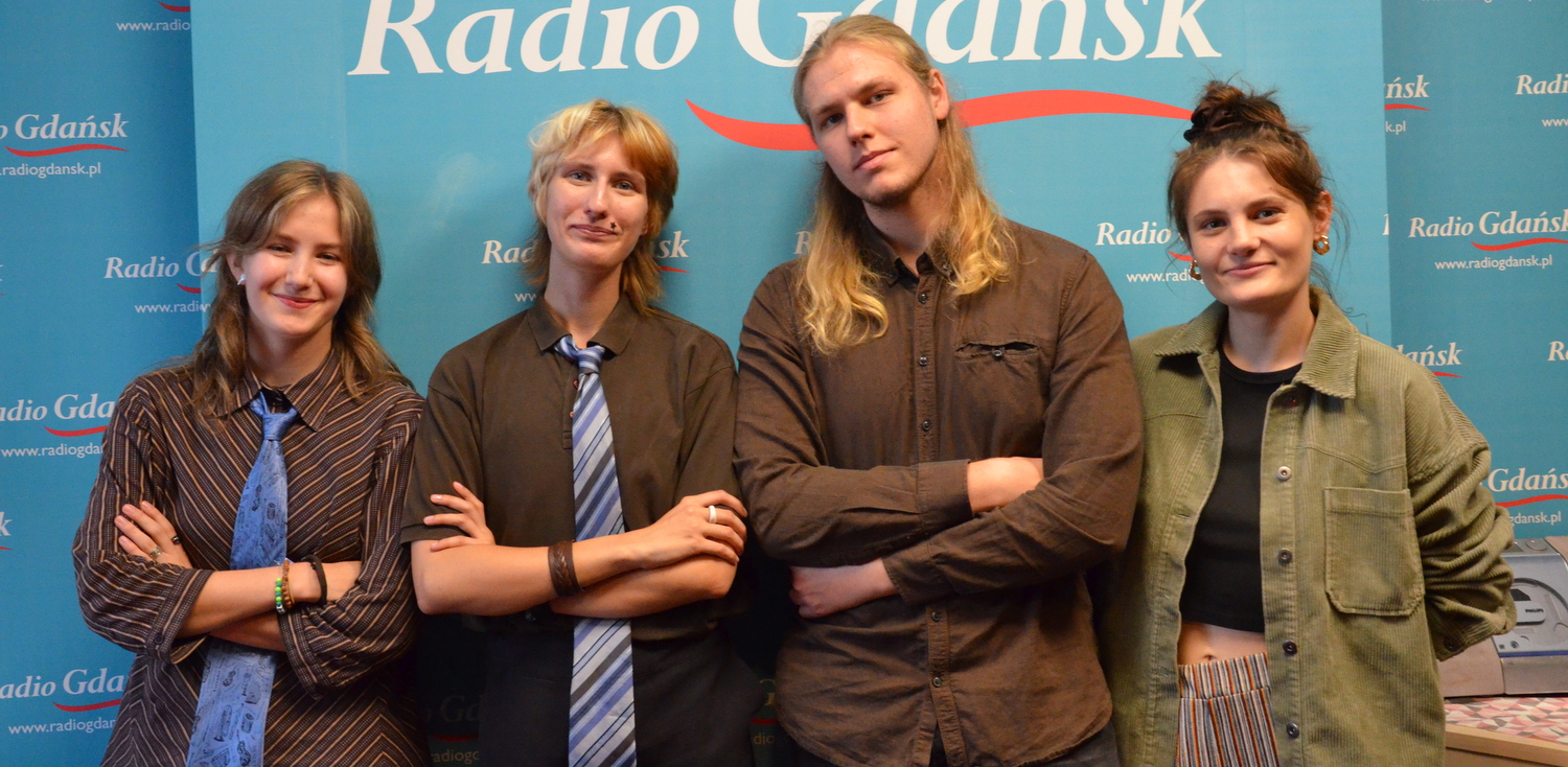 Marianna, Luca i Nataniel wraz z panią Agnieszką, opowiedzieli nam o przygotowanym przez siebie spektaklu(Fot. Radio Gdańsk)