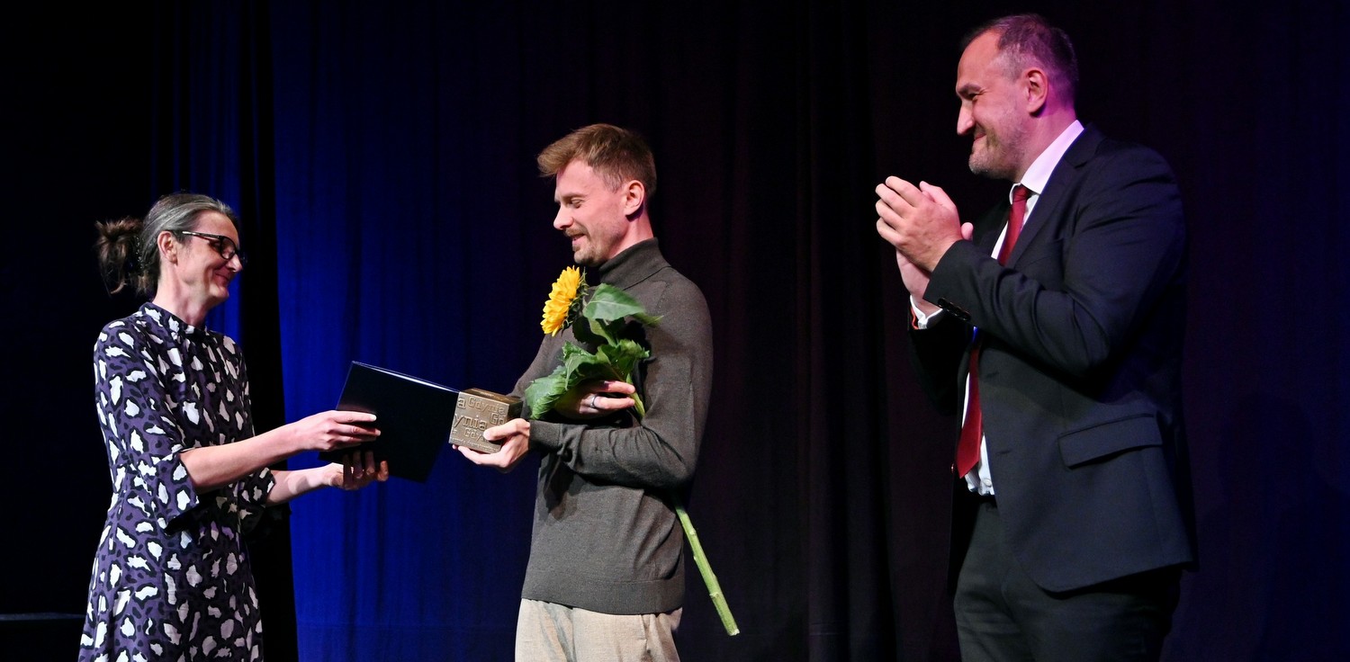 Radosław Maciąg odbiera nagrodę od przewodniczącej kapituły Ewy Hevelke i wiceprezydenta Gdyni Tomasza Augustyniaka (fot. Gdynia.pl/Magdalena Czernek)
