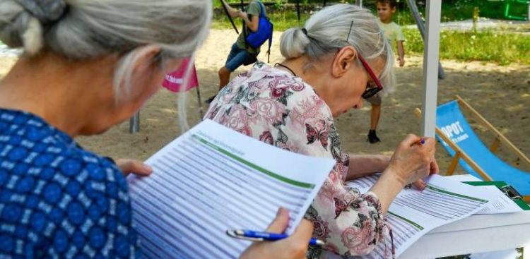 Mieszkanki wypełniają karty do głosowania w Sopockim Budżecie Obywatelskim (Fot. Paweł Marcinko/KFP/UMS)