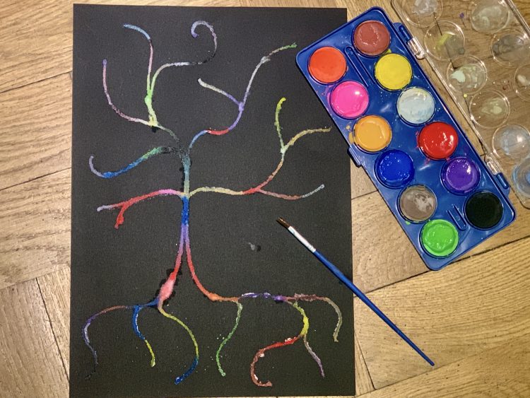 W audycji "Twórcze dzieciaki" zachęcaliśmy do namalowania mitycznego drzewa Yggdrasil niezwykłą solno-akwarelową techniką
(Fot. Radio Gdańsk)