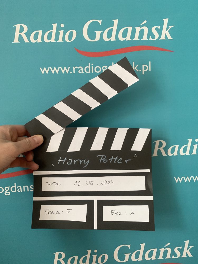 Słuchacze, wraz z prowadzącymi audycję, mogą wykonać charakterystyczny filmowy gadżet jako inspirację do tworzenia własnych filmów
(Fot. Radio Gdańsk)