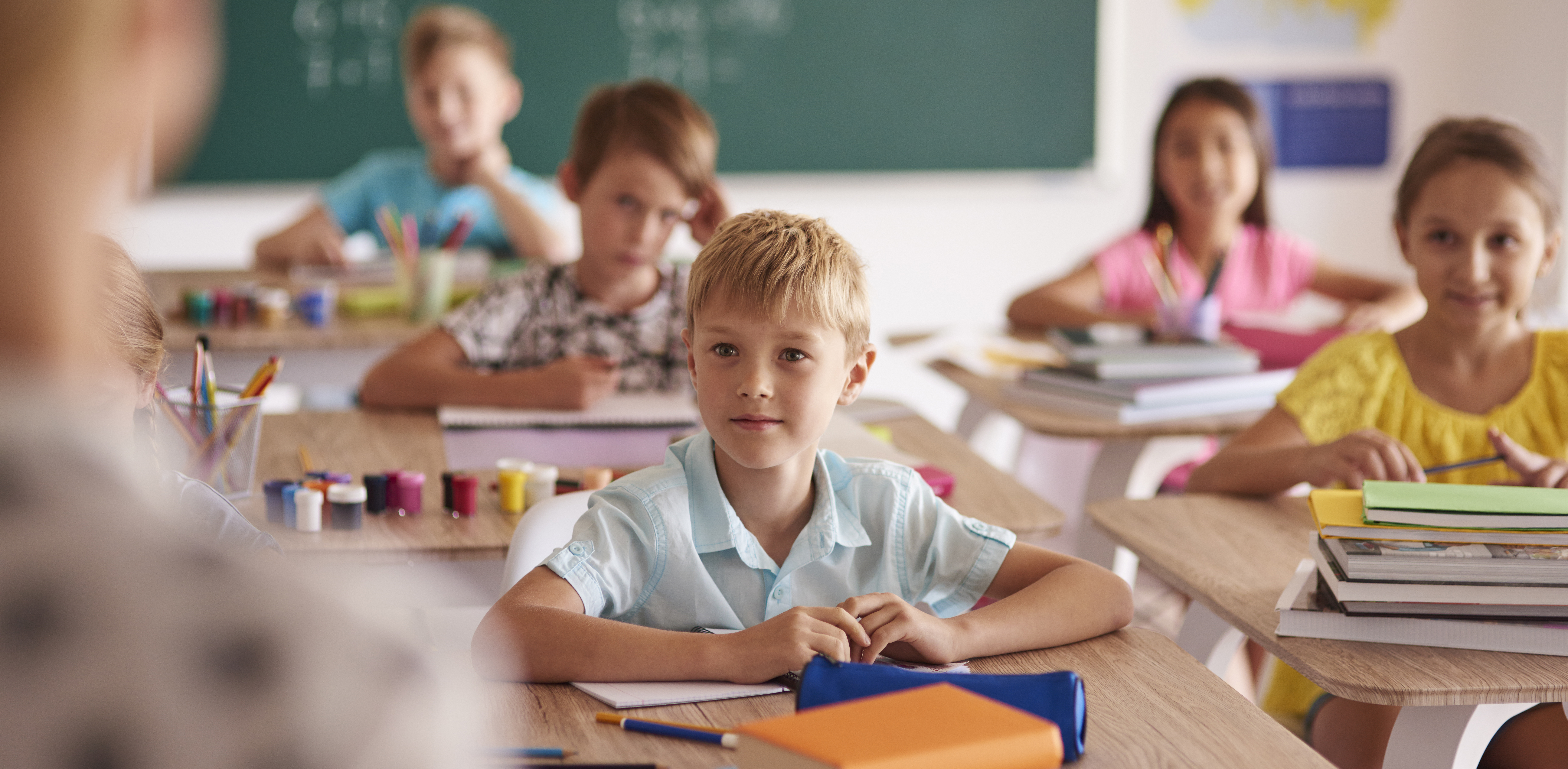 W ramach programu "Dobry Start” można otrzymać jednorazowo 300 zł m.in. na zakup podręczników i zeszytów(Fot. Freepik)