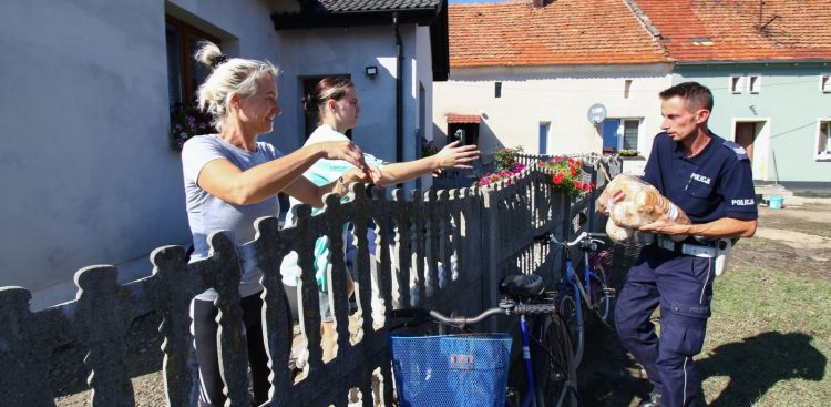 Więcmierzyce, 21.09.2024 r. Sierżant sztabowy Tomasz Kot z Warszawy pomaga poszkodowanym w powodzi w ramach działających w woj. opolskim mobilnych komisariatów (fot. PAP/Krzysztof Świderski)