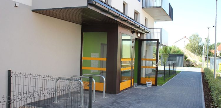 Do dyspozycji mieszkańców jest parking i teren zielony. Powierzchnia mieszkań dwupokojowych to 45-47 m2. Mieszkania trzypokojowe to już 59-62 m2. (fot. UM Lębork)