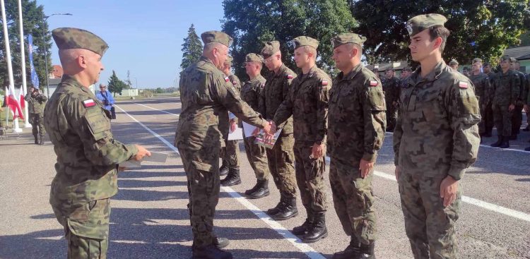 Zakończenie szkolenia Legii Akademickiej w 49. Bazie Lotniczej w Pruszczu Gdańskim (fot. Radio Gdańsk/Mateusz Czerwiński)