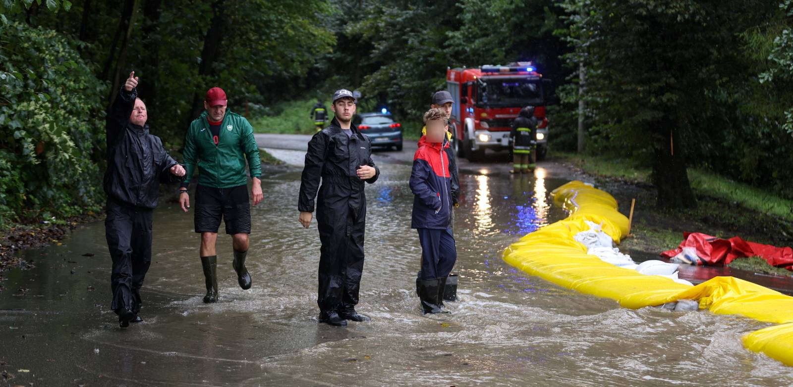 Zalane ulice we wsi Zebrzydowice w woj. Śląskim. Niż genueński, który dotarł nad Polskę w czwartek 12 września, odpowiada za aktualne załamanie pogody i ulewne deszcze (fot. PAP/Michał Meissner)