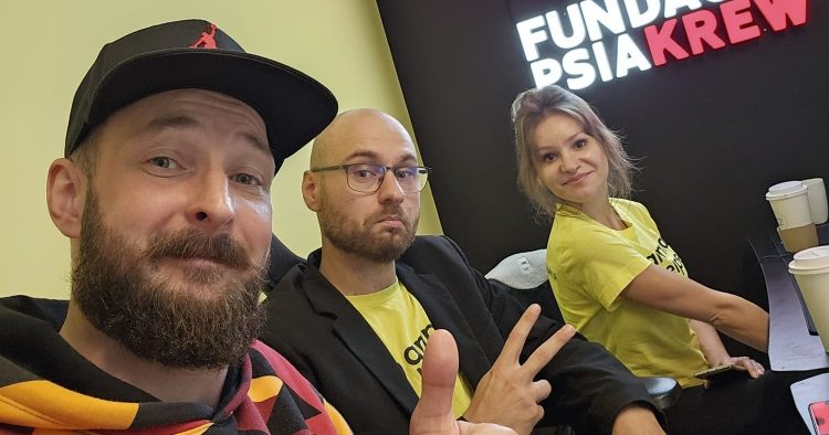 Na zdjęciu od lewej: pomysłodawcy projektu Adam Van Bendler i Paweł Gebert (fot. Fundacja „Psia Krew”)