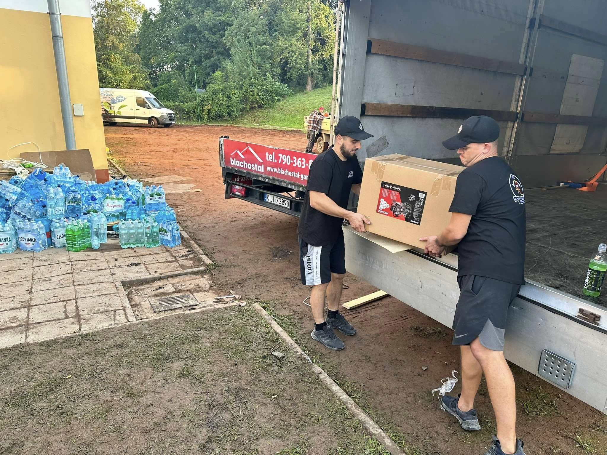 Strażacy z OSP Banino organizują zbiórki wspierające powodzian (fot. Facebook/OSP Banino)