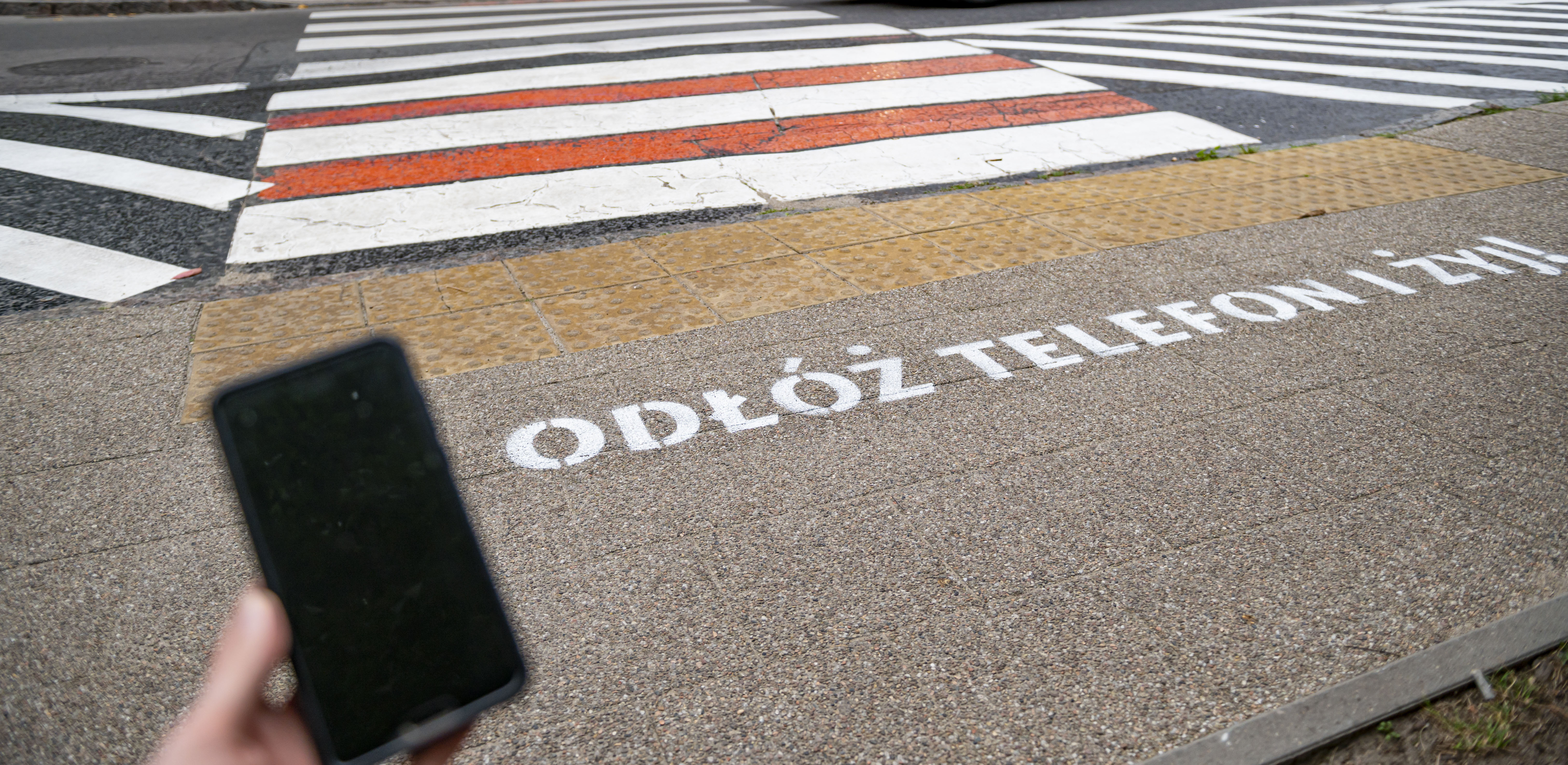 Przy sopockich przejściach dla pieszych zobaczymy też napisy zachęcające do tego, by przy przechodzeniu odłożyć telefon (fot. Anna Bobrowska / KFP)