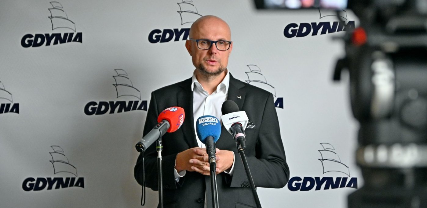 Bartłomiej Austen na briefingu prasowym, na którym przedstawił główne założenia działania Rady Dialogu Gospodarczego (fot. UM Gdynia/Magdalena Czernek)