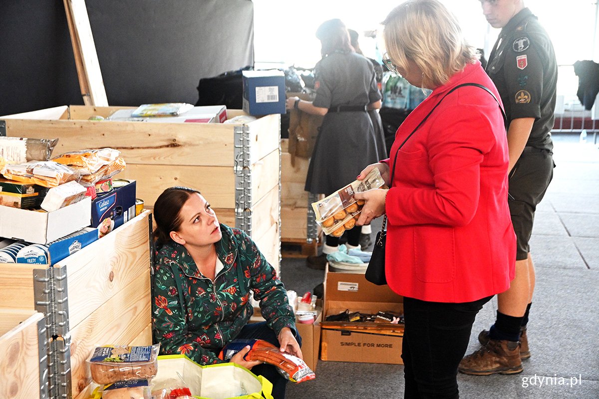 W Gdyni zbierana jest m.in. żywność od długim terminie przydatności do spożycia i niegazowana woda w butelkach (fot. gdynia.pl)