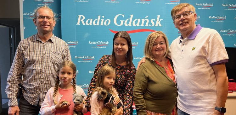 Ula, Jan, Ania, Tadeusz, Hania, Helcia, pies Fruzia, żółw Edward oraz pluszowy kotek Mruczuś (fot. Radio Gdańsk/Magda Manasterska)