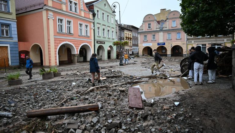 Zniszczenia w Lądku-Zdroju (fot. PAP/Maciej Kulczyński)