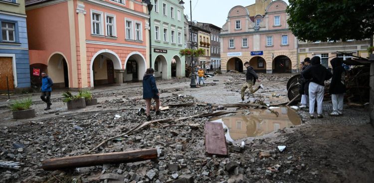 Zniszczenia popowodziowe w Lądku-Zdroju (fot. PAP/Maciej Kulczyński)