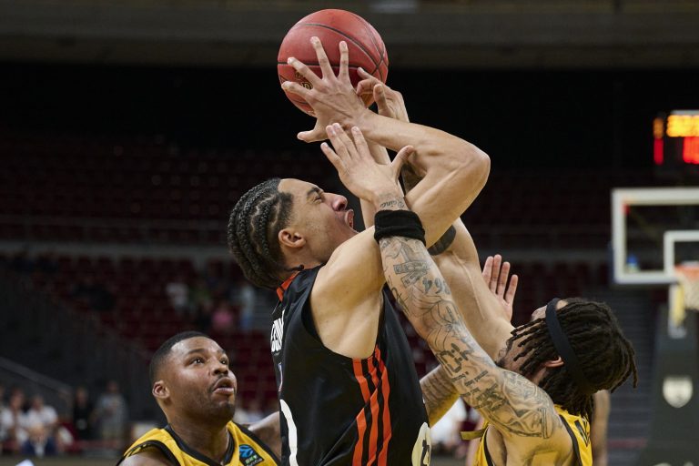 Sopot, 25.09.2024. Koszykarze Trefla Sopot Jakub Marcus Weathers (L) i Robert Trey McGowens (P) oraz Noa Essengue (C) z Ratiopharm Ulm podczas meczu grupy A Pucharu Europy FIBA, 25 bm. (gj) PAP/Adam War¿awa