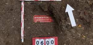 Na Westerplatte w leju po bombie odkryto m.in. emaliowaną tabliczkę pochodzącą z drzwi pomieszczeń Składnicy (fot. Muzeum II Wojny Światowej)