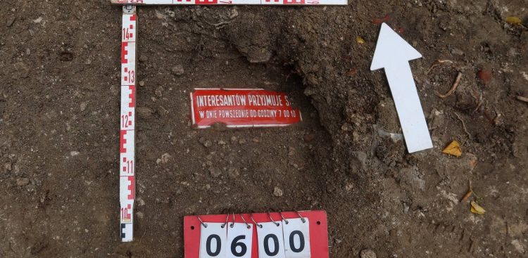 Na Westerplatte w leju po bombie odkryto m.in. emaliowaną tabliczkę pochodzącą z drzwi pomieszczeń Składnicy (fot. Muzeum II Wojny Światowej)